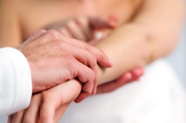 Psoriasisos beteget vizsgáló bőrgyógyász